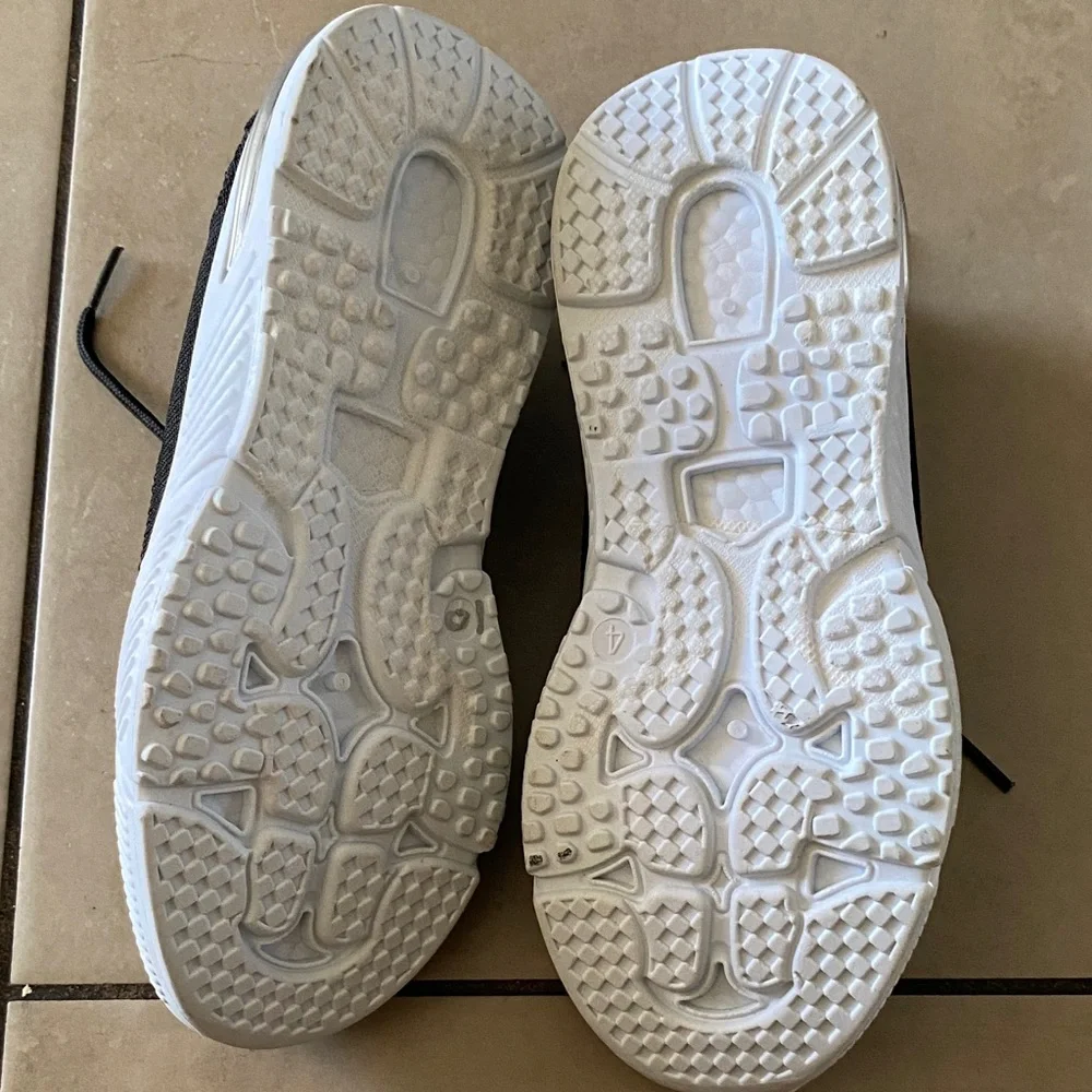 ECKO Unltd Boy’s Black And White Sheakers Shoes Size 4 Like New